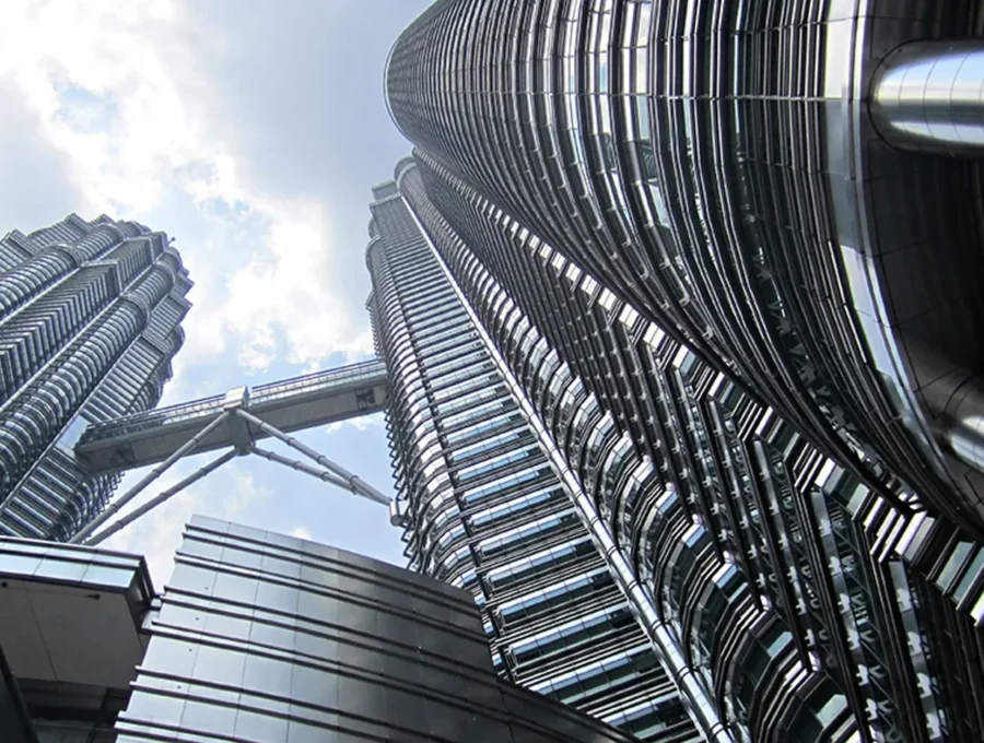 Башни Petronas и парк KLCC в Куала-Лумпуре