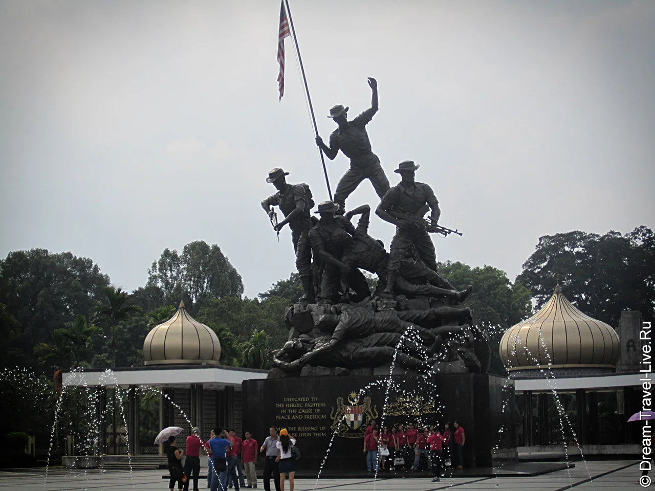 Национальный монумент Tugu Negara в Куала‑Лумпуре во время нашей поездки в июне 2012 года