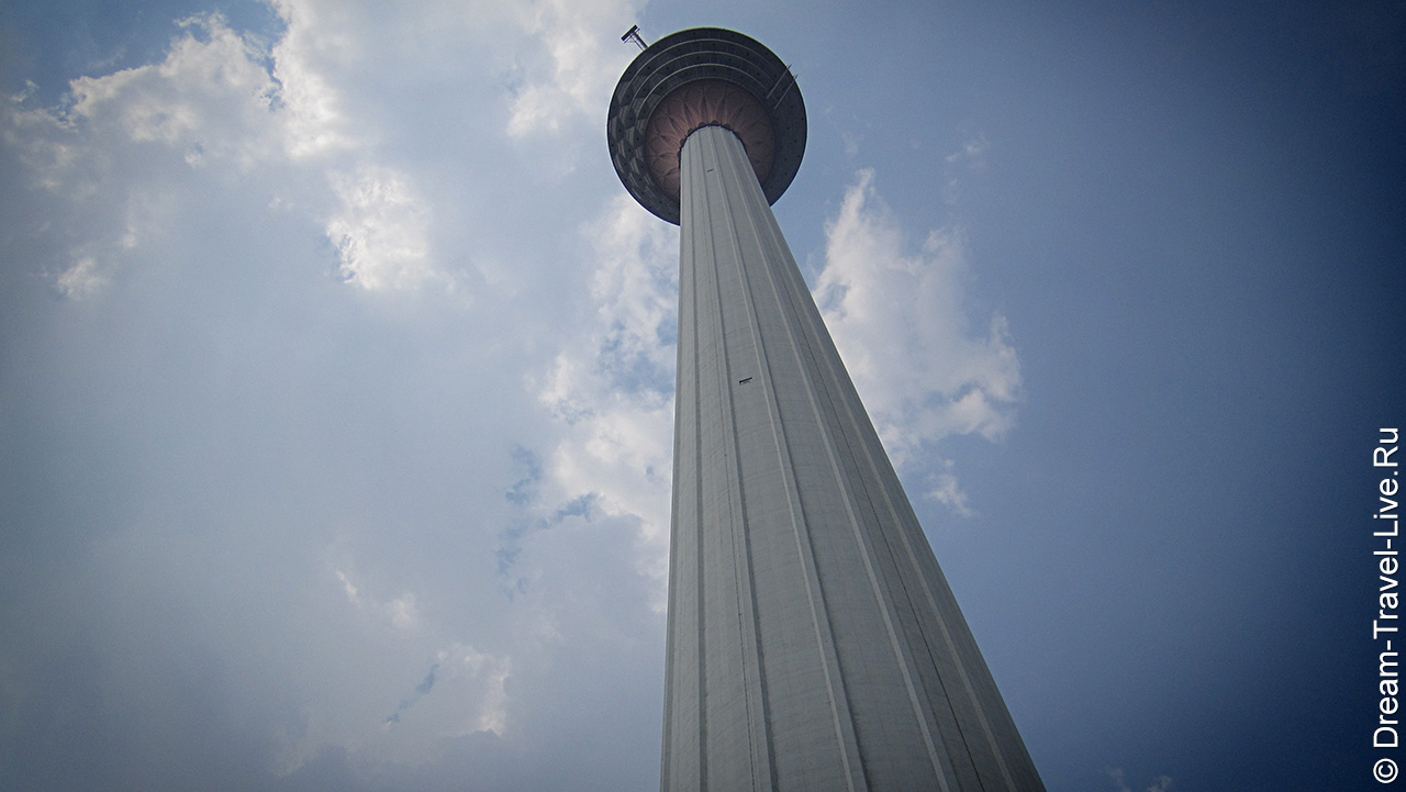 Башня KL Tower снизу на фоне дневного неба