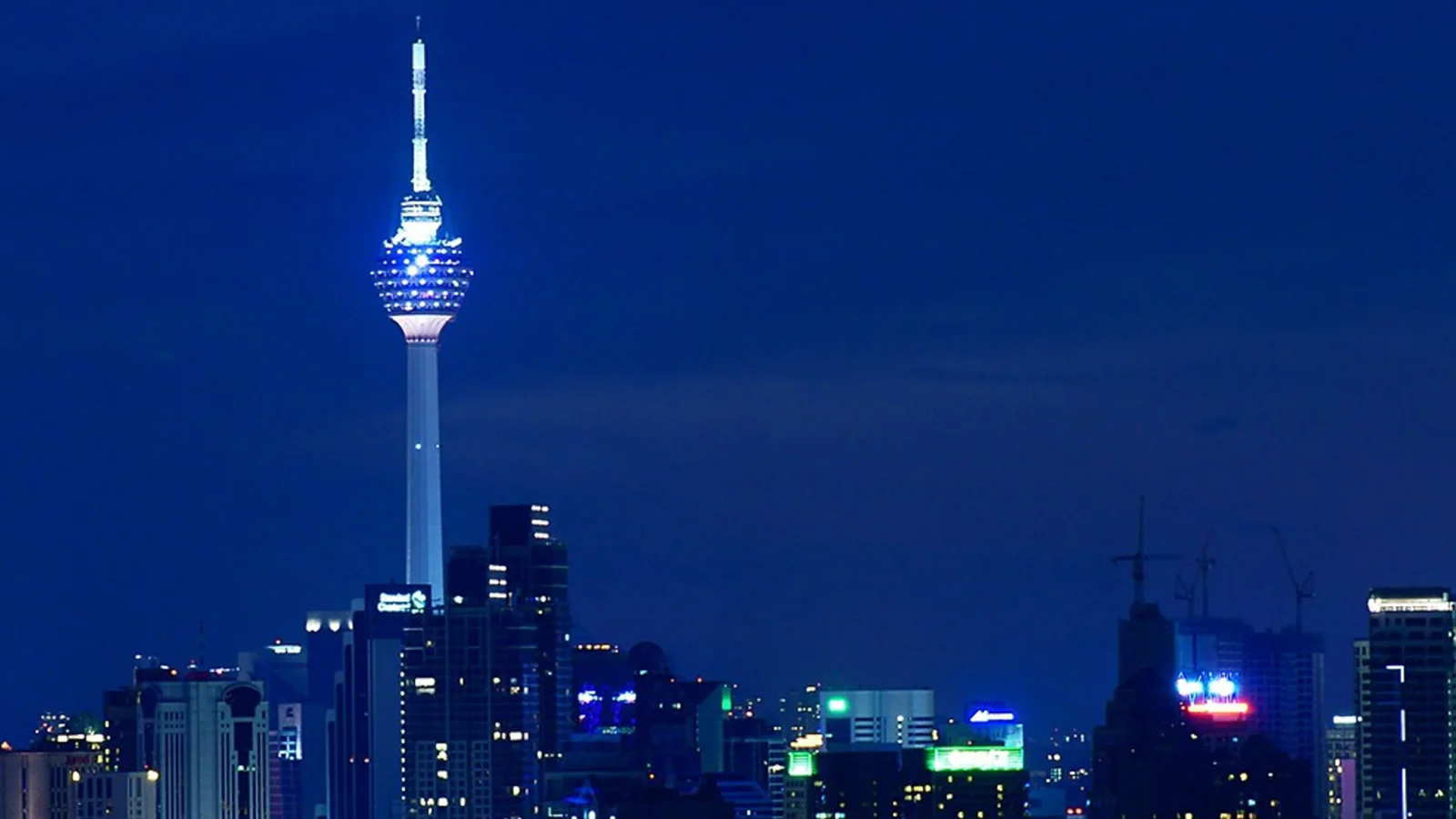 KL Tower в ночной панораме Куала-Лумпура