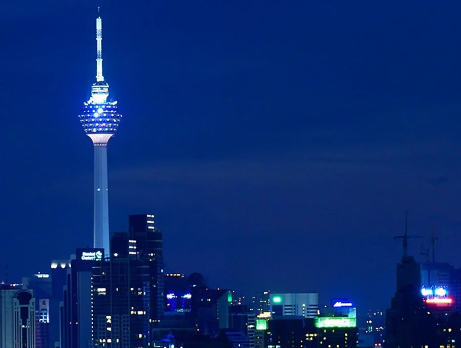 KL Tower в ночной панораме Куала-Лумпура