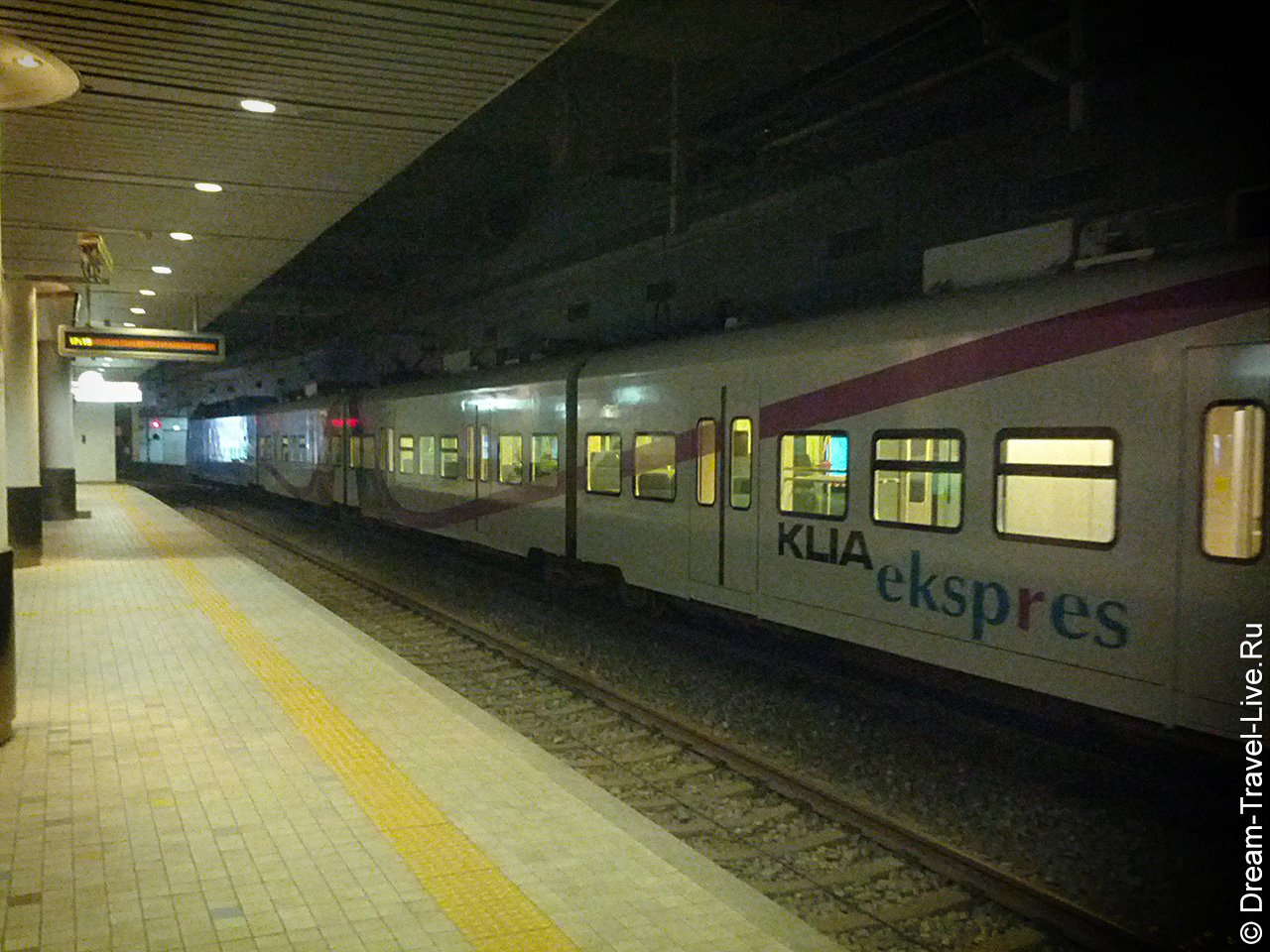 Поезд KLIA Ekspres у платформы в 2012 году