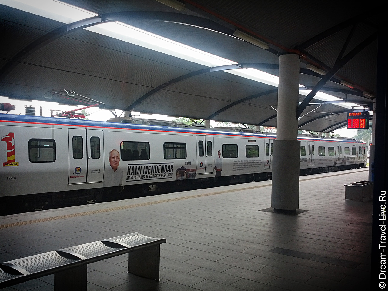 Поезд KTM Komuter у платформы в Куала-Лумпуре