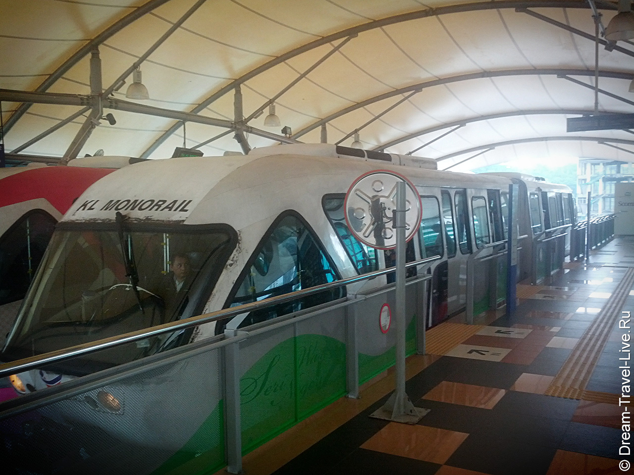 Поезд KL Monorail у платформы в центре Куала-Лумпура