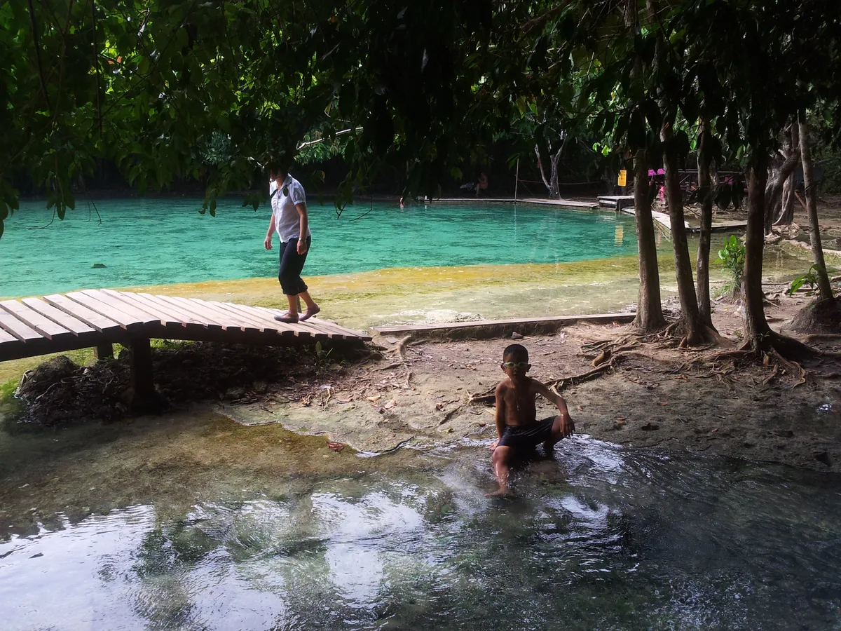 Горячие источники Краби — тёплая вода среди пальм