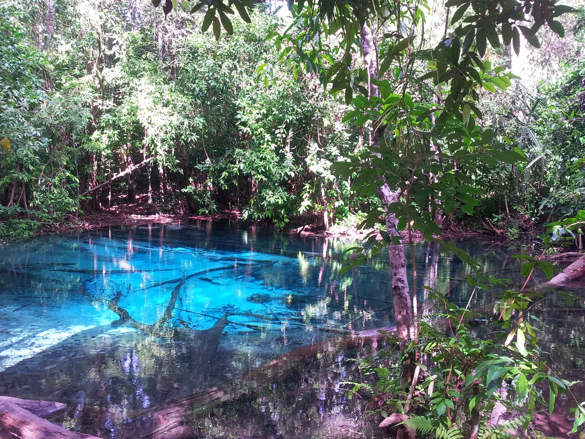 Каменные ванны у термальных источников Краби