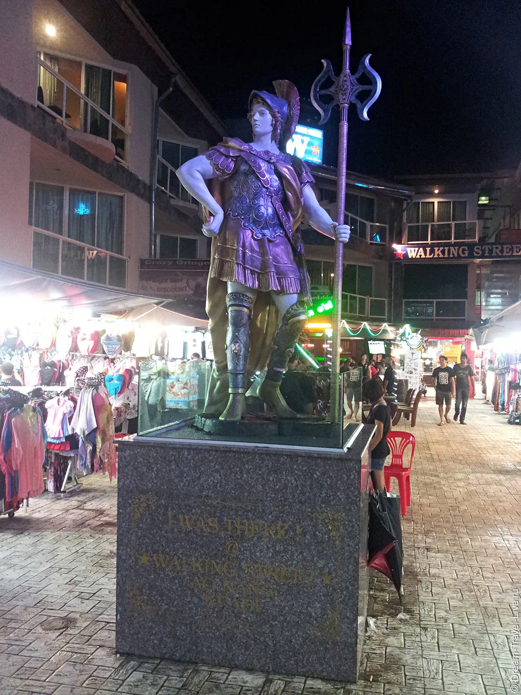 Walking Street в Ао Нанге вечером 24 ноября 2012 года