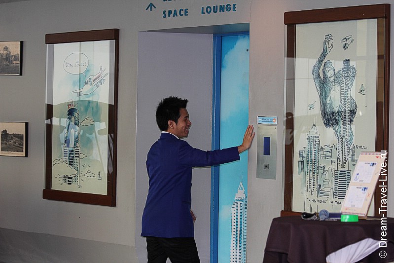 Переход Space Lounge внутри Baiyoke Sky в 2012 году