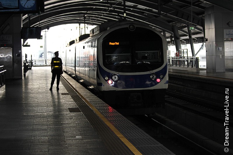 Поезд Airport Rail Link в Бангкоке 8 марта 2012 года
