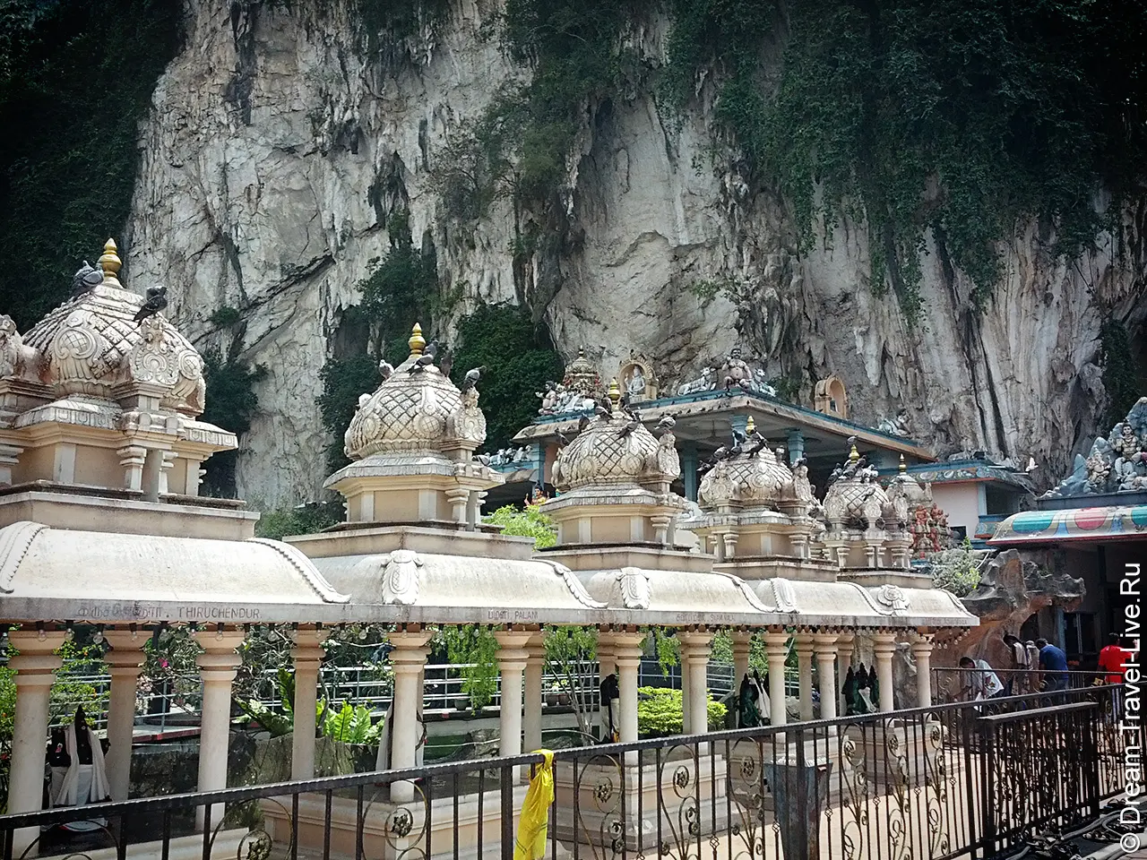 Храмовые постройки и известняковые скалы Batu Caves во время нашей поездки в июле 2012 года