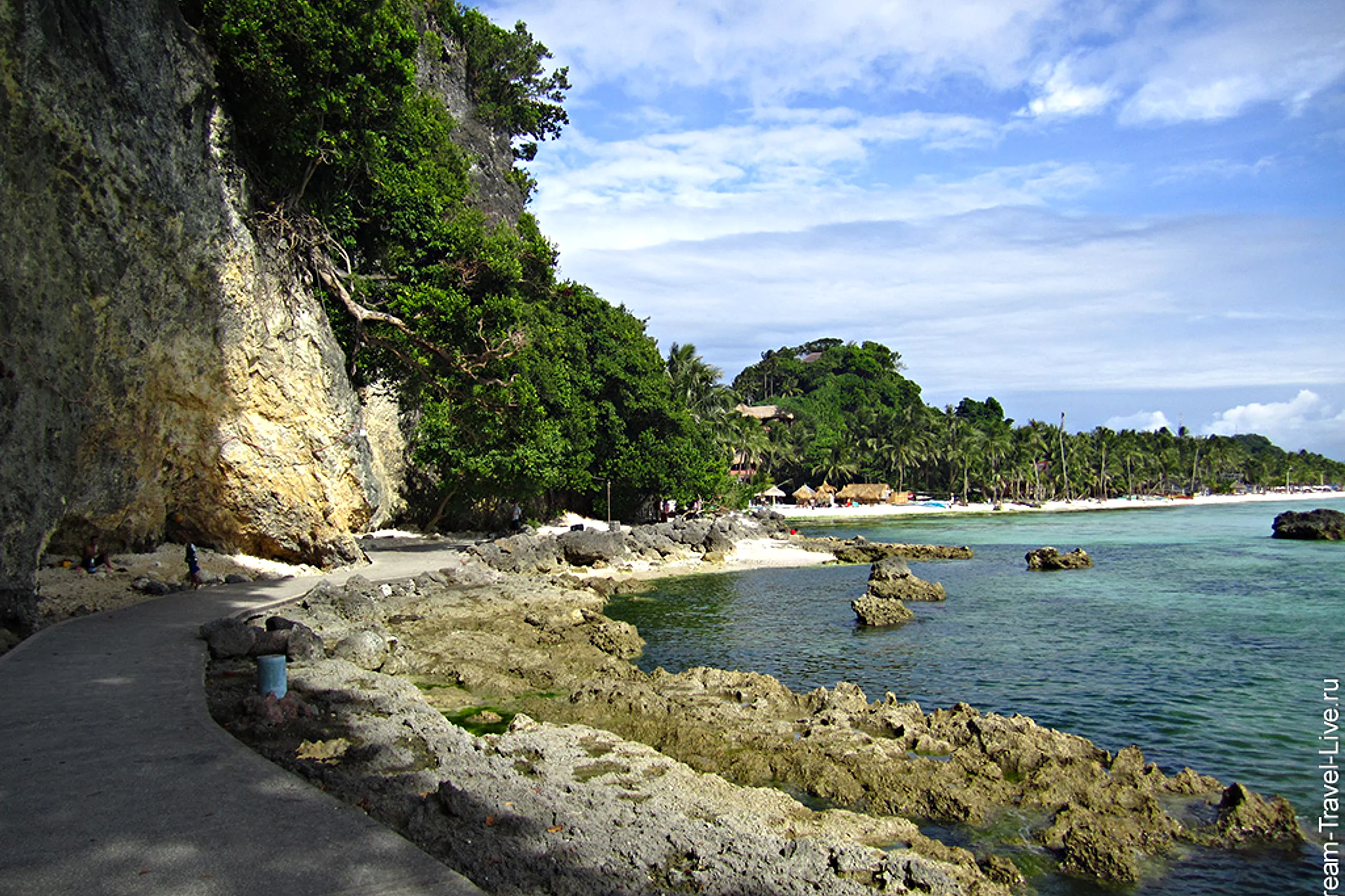 Каменистая тропа вдоль моря в северной части Боракая по пути к Diniwid