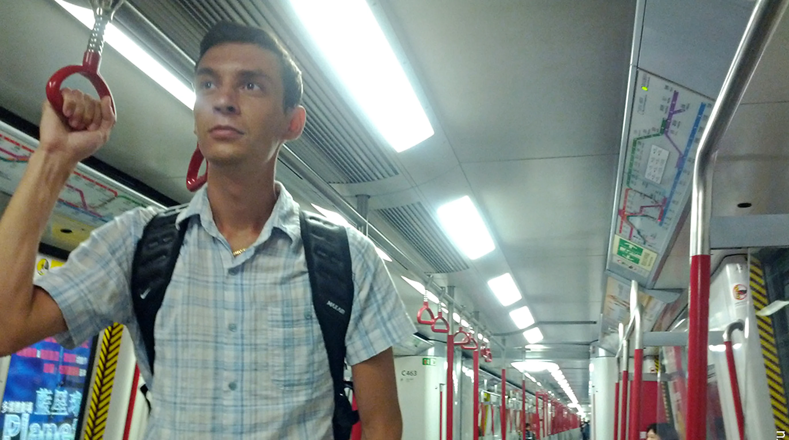 Илья едет в вагоне метро Гонконга после пересадки с Airport Express