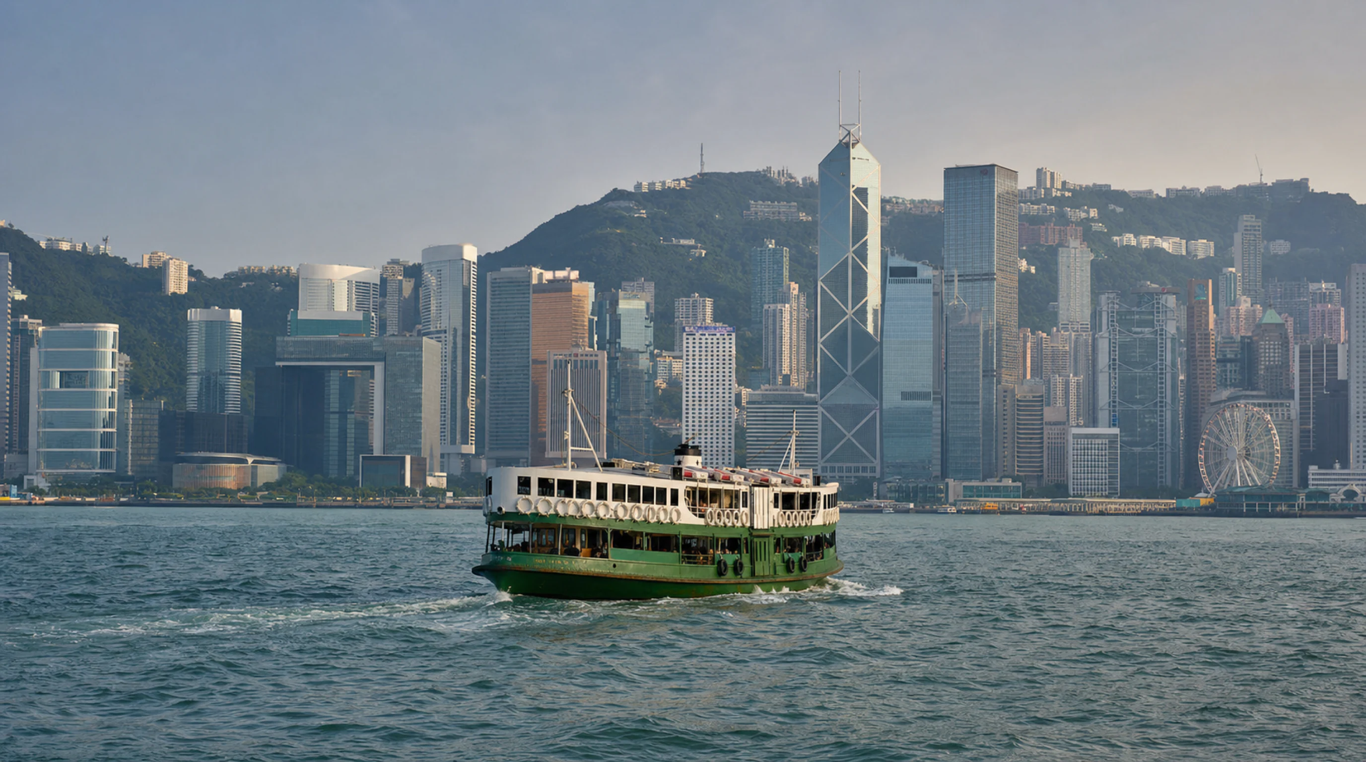 Зелёно-белый Star Ferry на фоне острова Гонконг