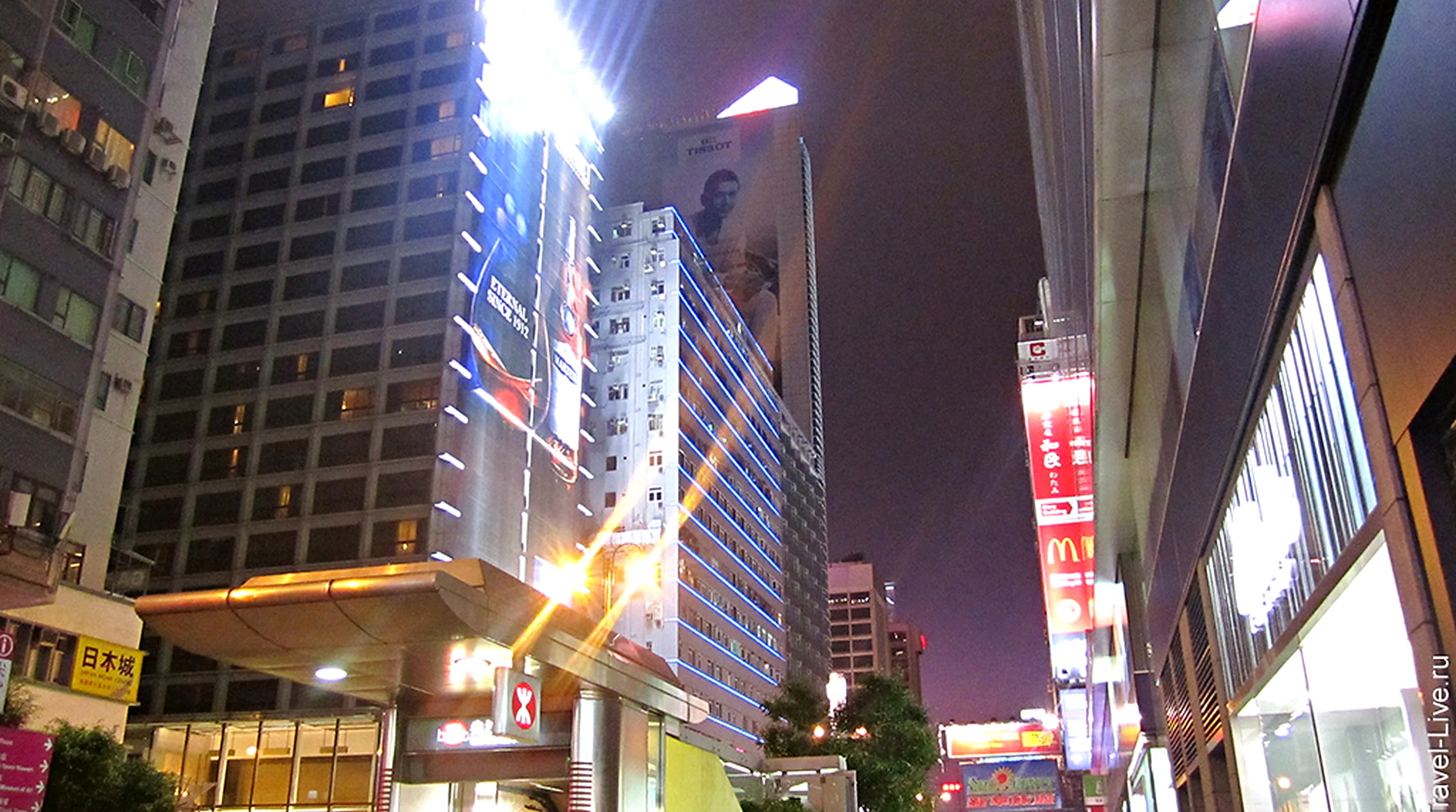 Вечерняя Nathan Road и вход в метро Tsim Sha Tsui в Гонконге