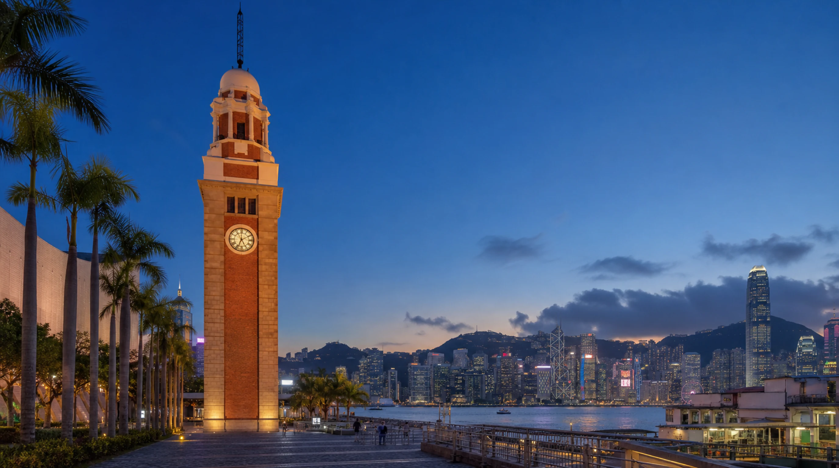 Историческая Clock Tower у набережной Tsim Sha Tsui вечером