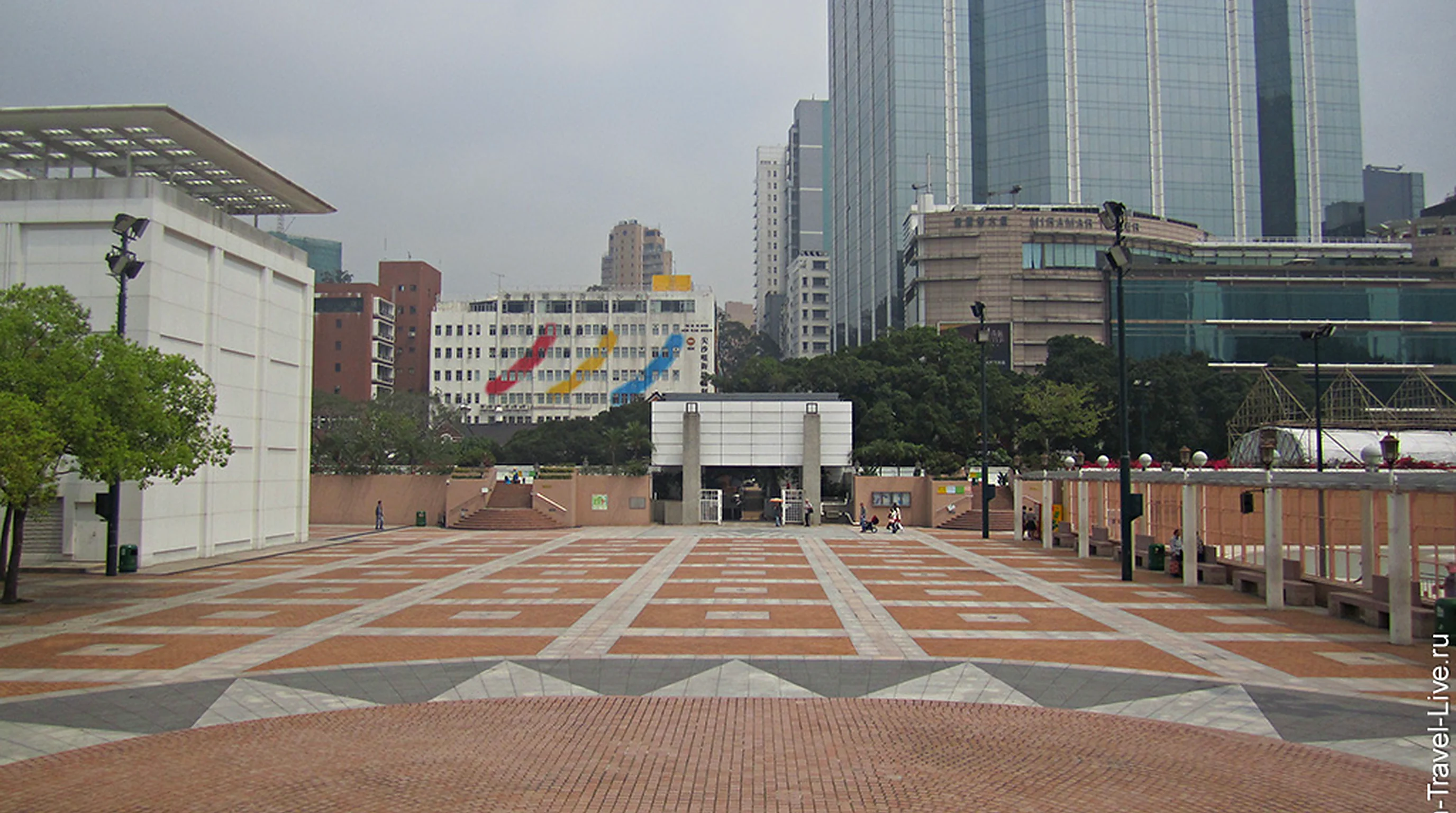 Площадь у Hong Kong Cultural Centre по пути к Victoria Harbour
