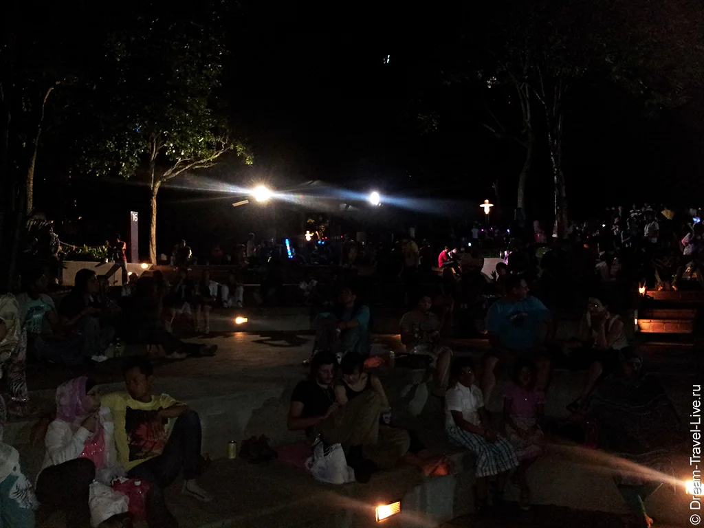 Зрители в парке KLCC ждут наступления 2013 года