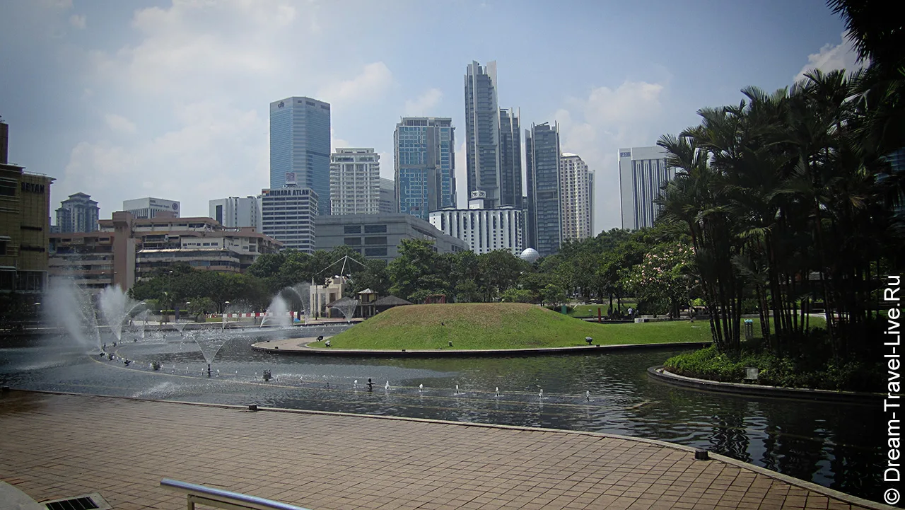 Озеро и зелень в парке KLCC в июне 2012 года