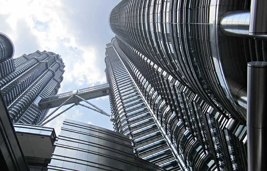 Башни Petronas и Skybridge снизу в Куала‑Лумпуре