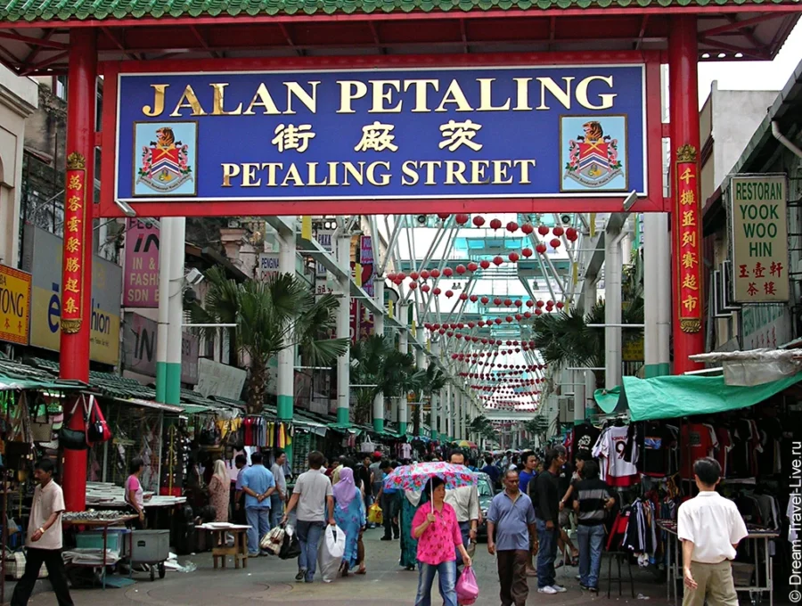 Ворота Petaling Street и крытые торговые ряды Чайнатауна Куала‑Лумпура