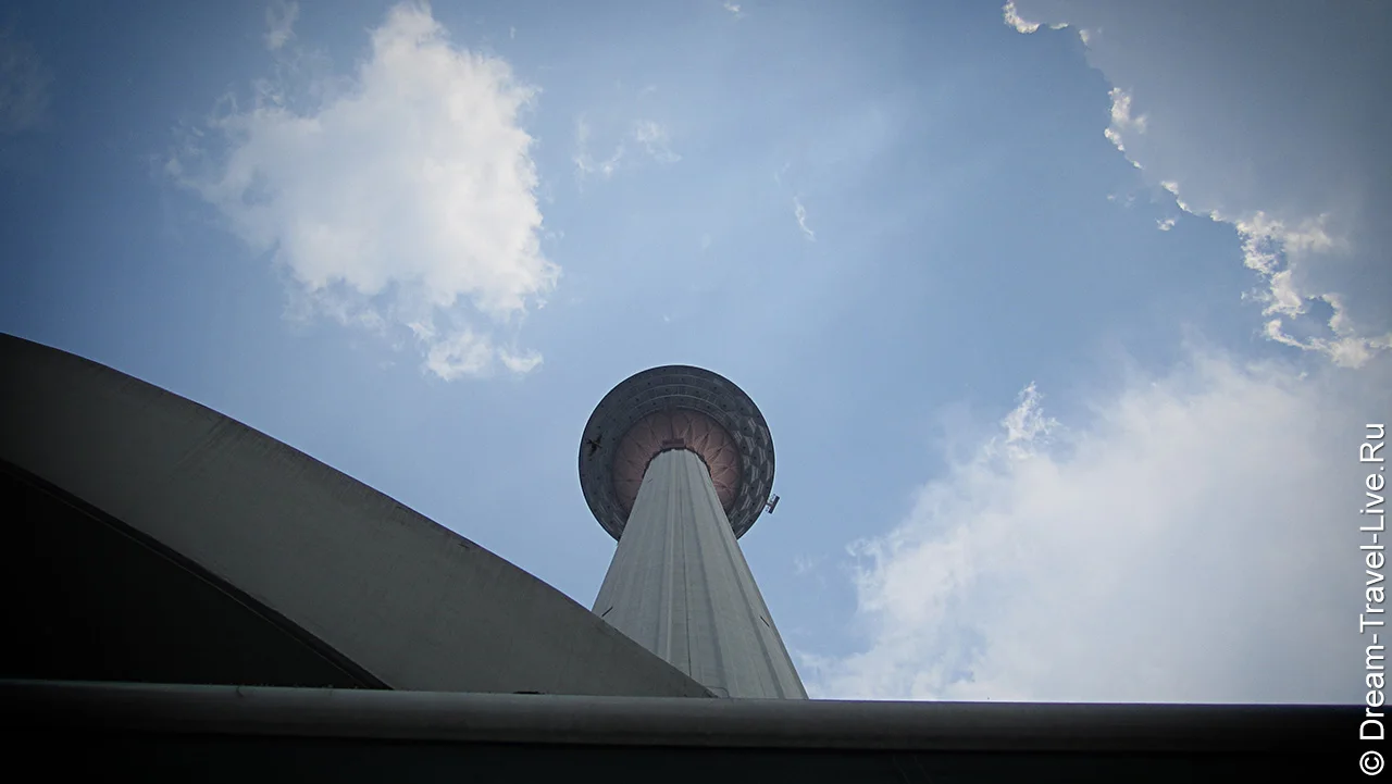 Телебашня Menara Kuala Lumpur, снятая снизу во время нашей поездки в июне 2012 года