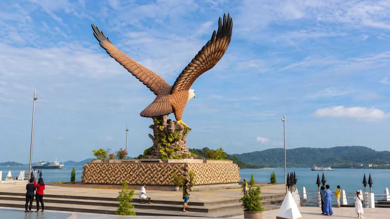 Монумент орла на площади Dataran Lang в Куахе на Лангкави
