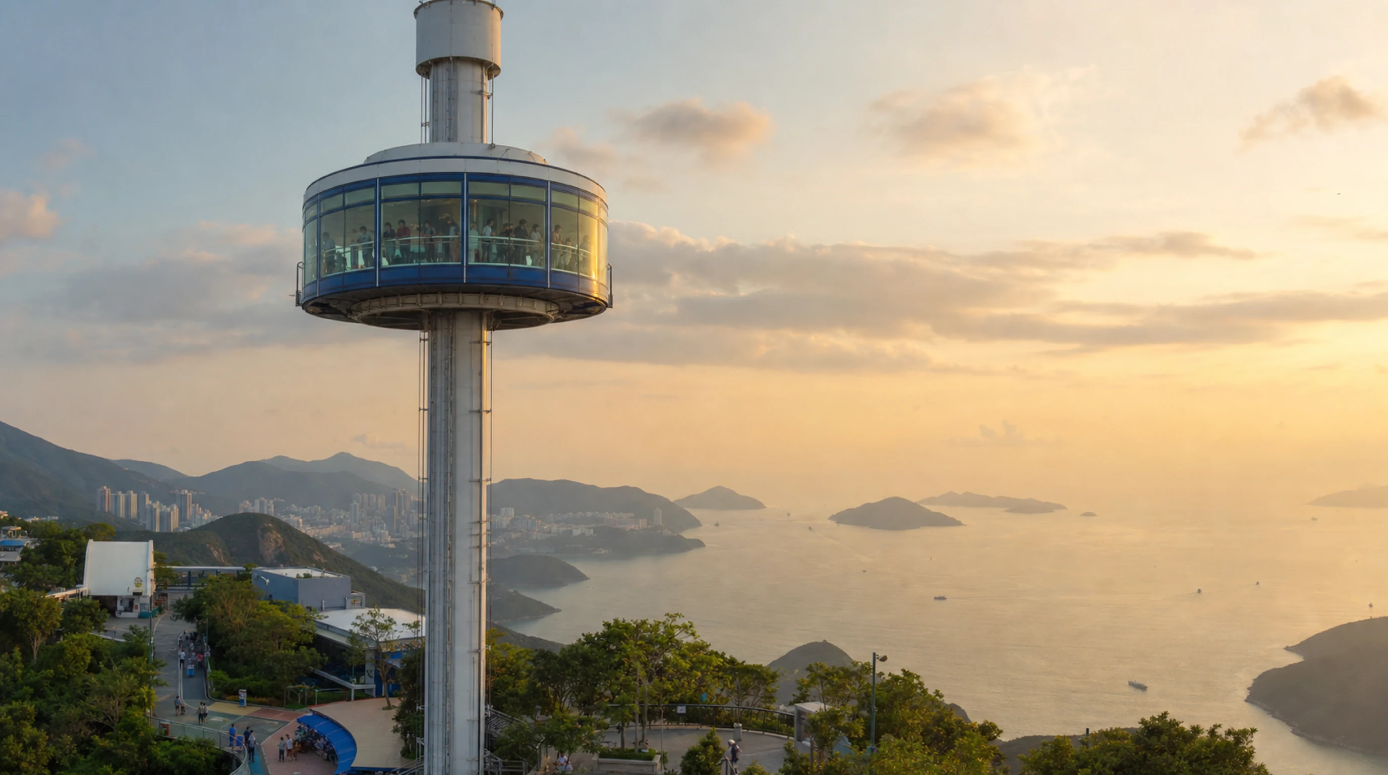Вращающаяся смотровая кабина Ocean Park Tower над морем