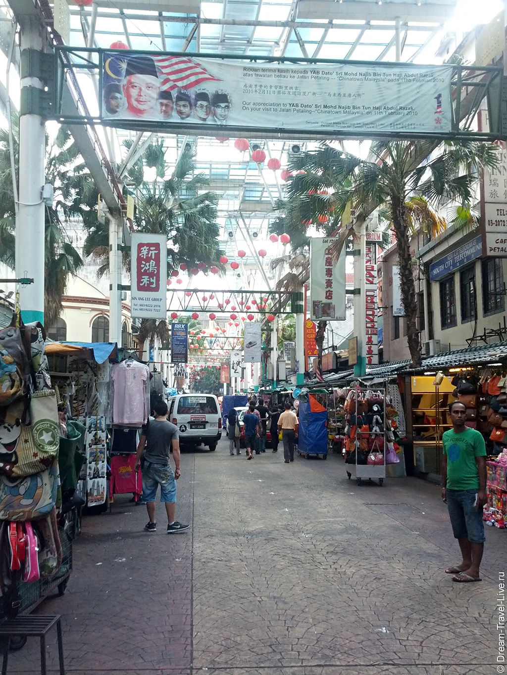 Крытые торговые ряды Petaling Street в Чайнатауне Куала‑Лумпура в 2012 году