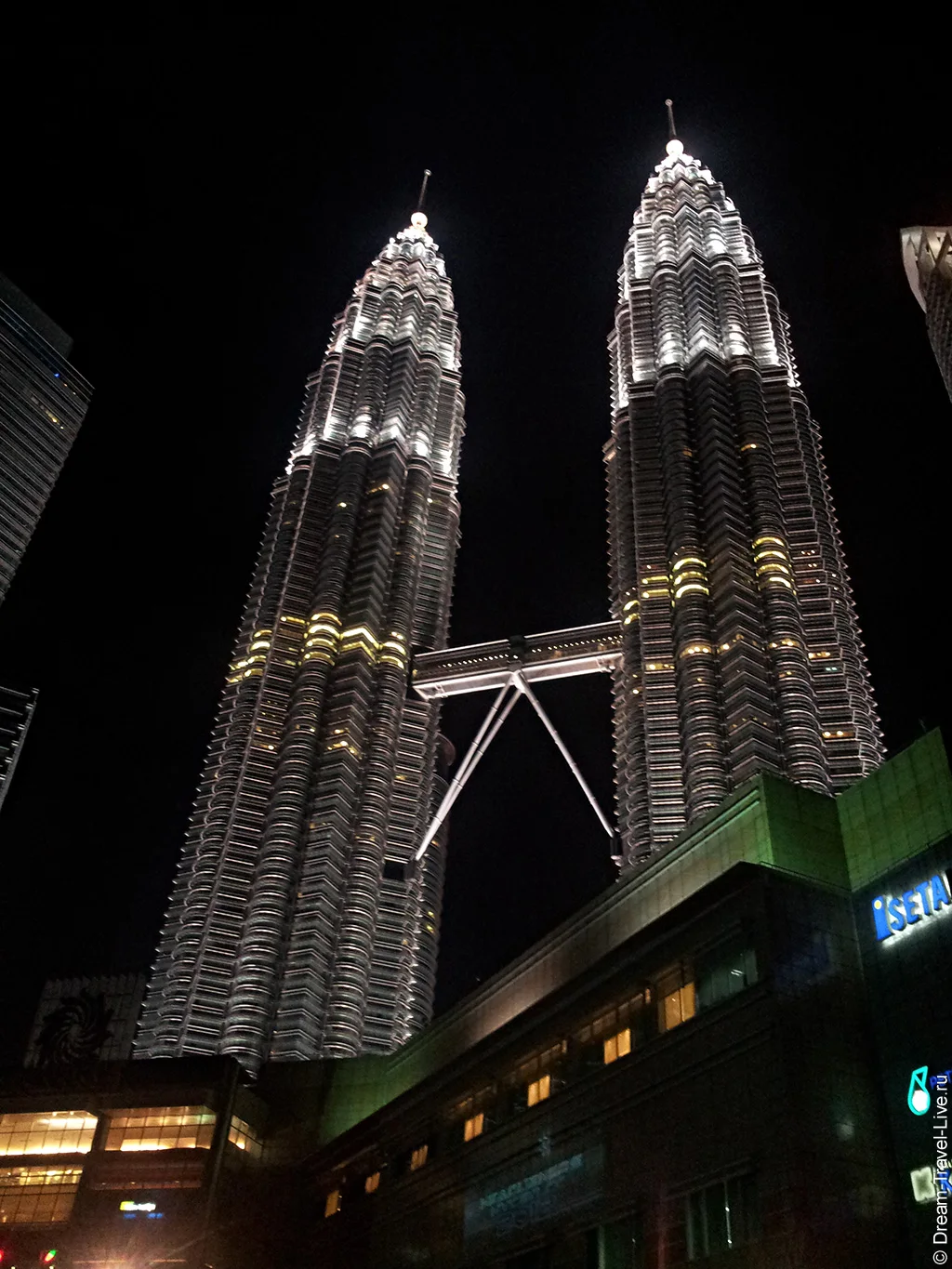 Башни Petronas ночью 31 декабря 2012 года