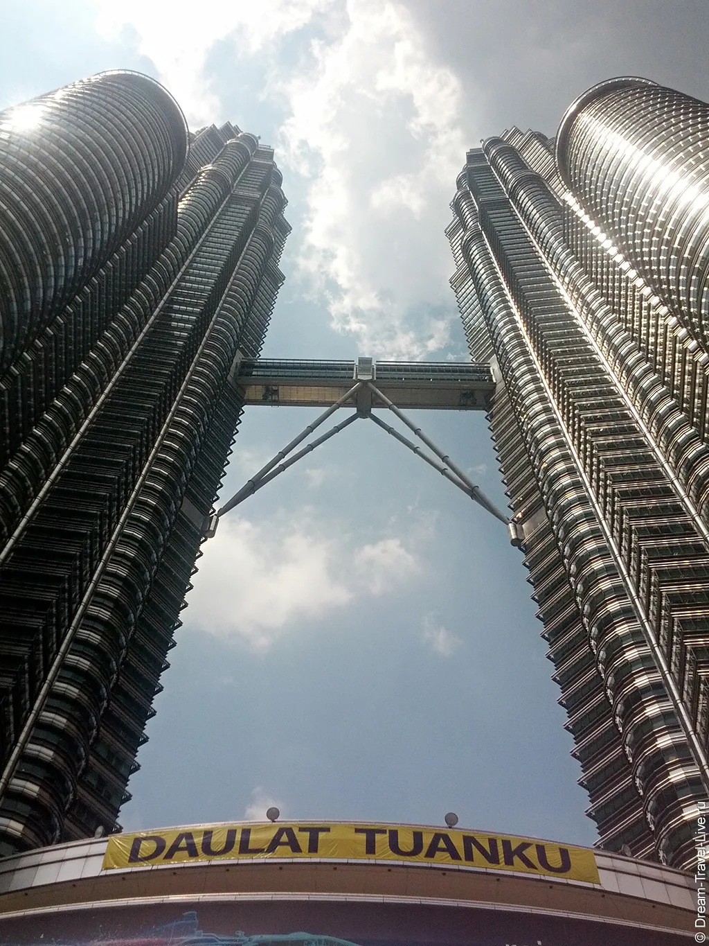 Две башни Petronas и мост Skybridge, снятые снизу в 2012 году