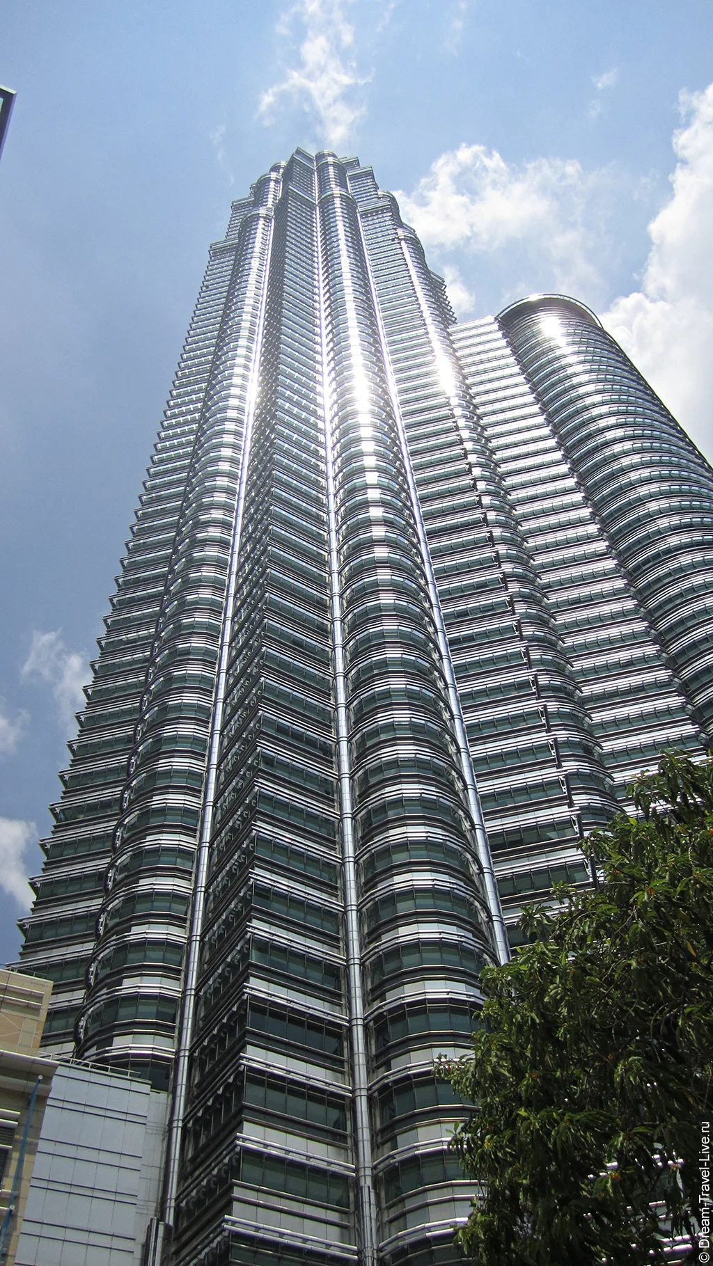 Башня Petronas снизу в ясный день в июне 2012 года