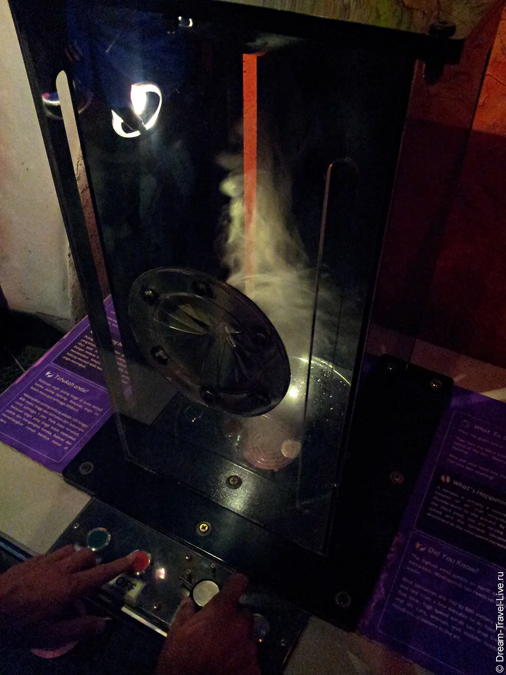 Интерактивная установка с мини-торнадо в Petrosains в 2013 году