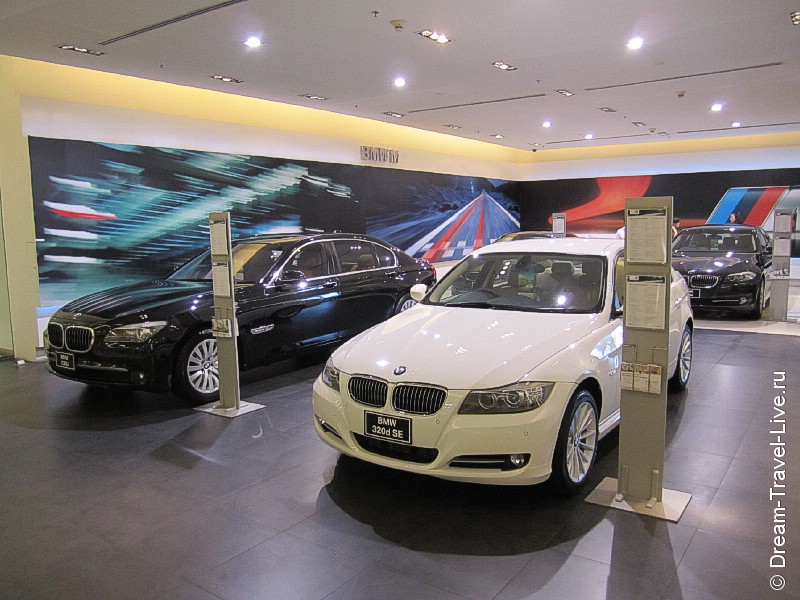 Автосалон BMW внутри Siam Paragon в 2012 году