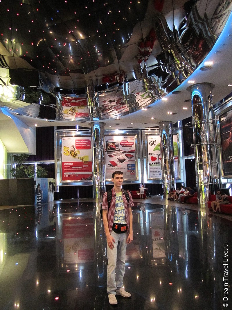 Илья в лобби кинотеатра Krungsri Cineplex в Siam Paragon
