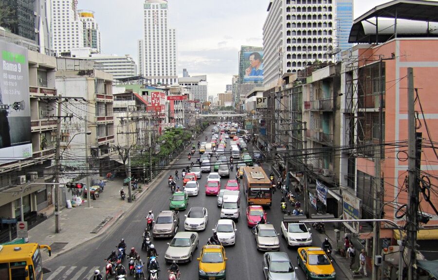 Движение на улице Бангкока по пути к Siam Paragon в марте 2012 года