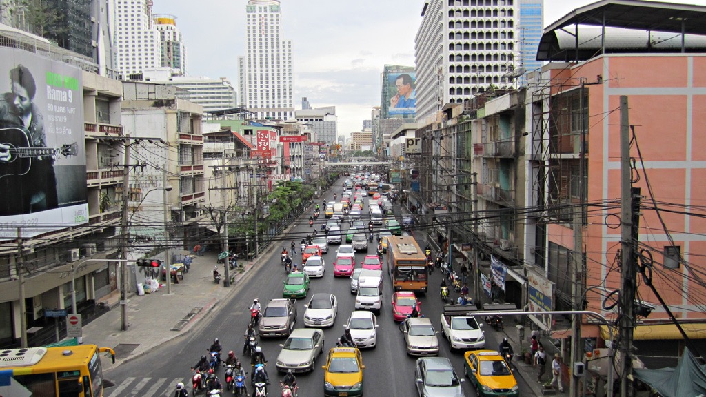 Движение на улице Бангкока по пути к Siam Paragon в марте 2012 года
