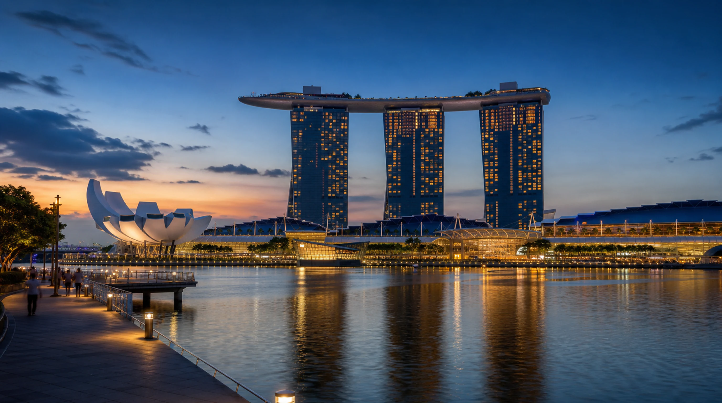 Marina Bay Sands и ArtScience Museum через залив
