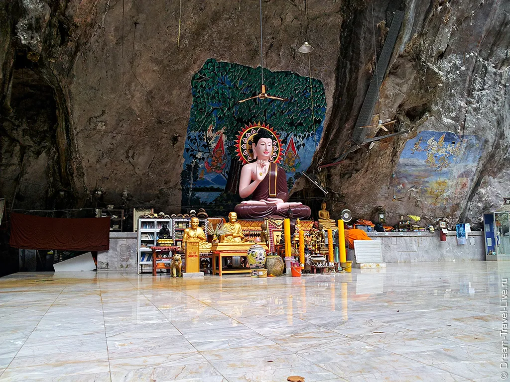 Буддийское святилище под сводом пещеры в Wat Tham Suea